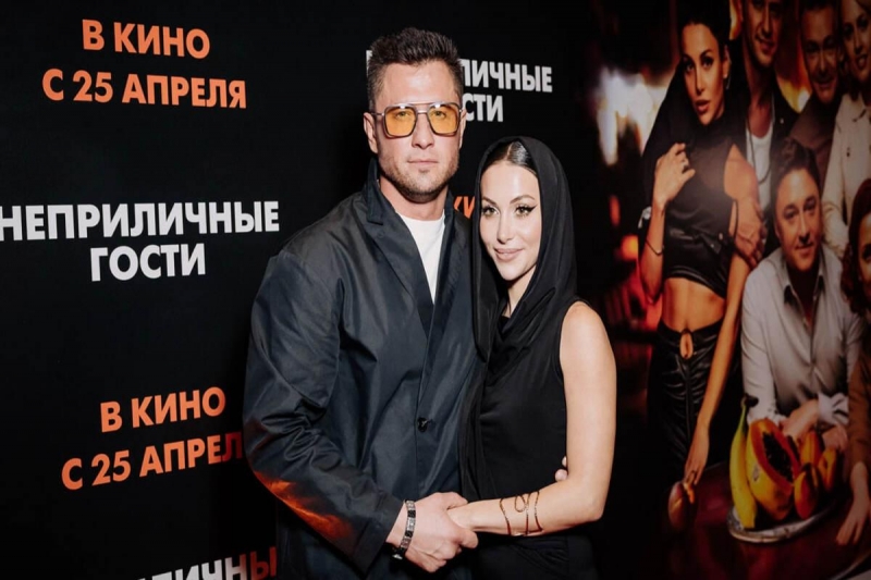 Актер Павел Прилучный пришел с женой на просмотр комедии «Неприличные гости»