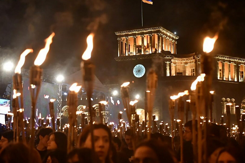 Факельное шествие в Армении прошло сожжением флагов Азербайджана и Турции