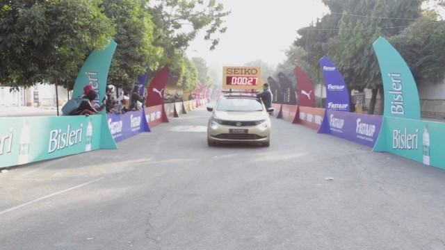 India: Professional runners take part in Delhi half-marathon despite COVID and air pollution
