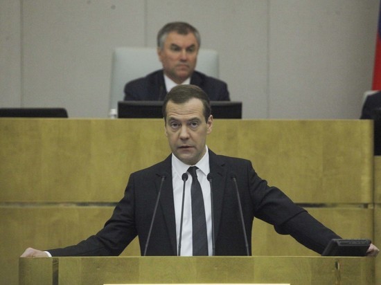 Медведев предложил предусмотреть материальную компенсацию сотрудникам за ненормированный рабочий день