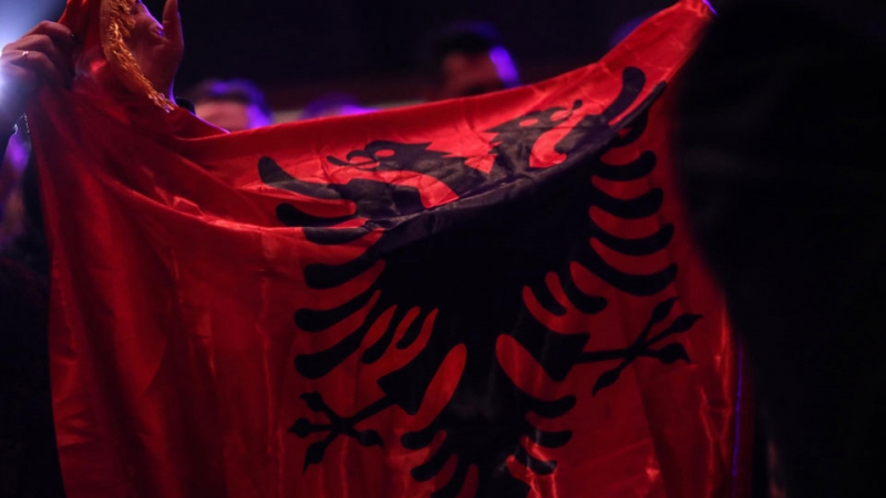 Скандал в сербском парламенте: депутат принес на заседание флаг Албании