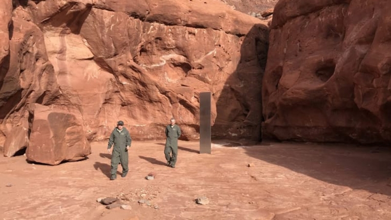 Загадочный металлический монолит в пустыне Юты таинственно исчез (ВИДЕО)