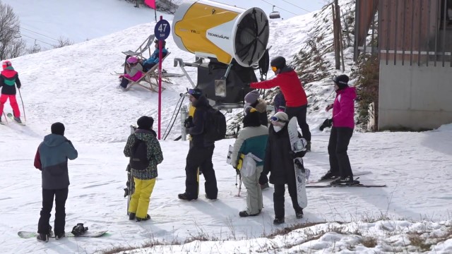 Austria: Skiers take to Tyrol ski resort despite COVID-19 restrix