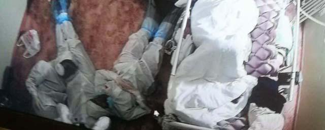 Фото спящих рядом с «тяжелым» пациентом медиков облетело сеть