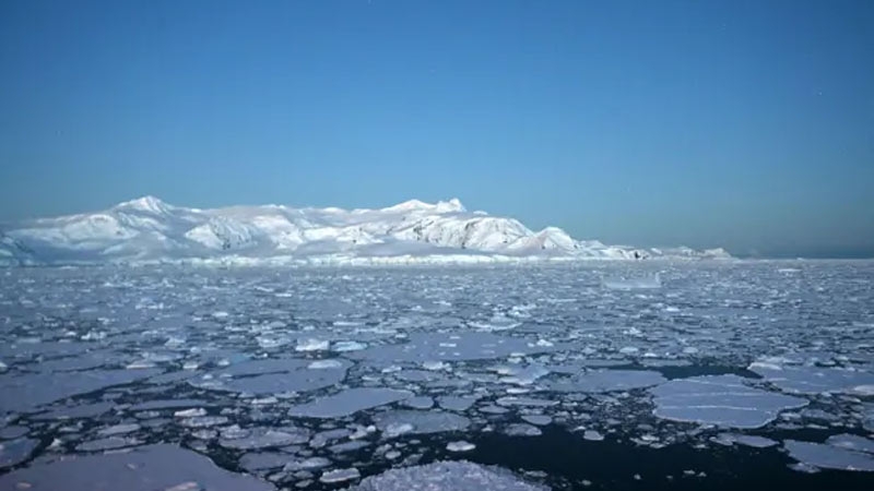 Путин призвал сократить экологические риски для Арктики