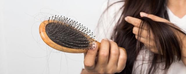 Роспотребнадзор предупредил, что коронавирус вызывает выпадение волос