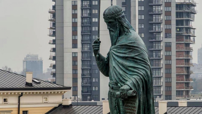 В Белграде завершился монтаж гигантского памятника Стефану Немане