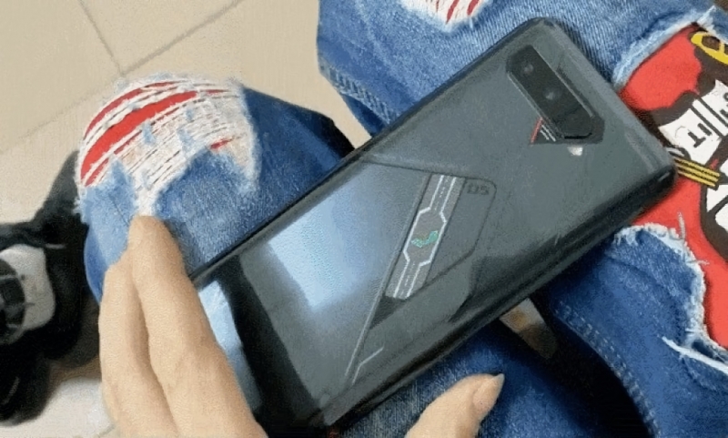 ASUS ROG Phone 4 «засветился» на видео с дополнительным экраном на задней стороне