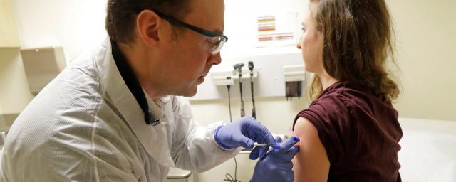 Врач рассказал о главной ошибке при вакцинации от коронавируса в России