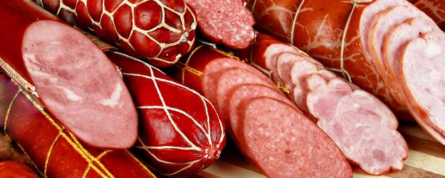 В России производители попросили повысить цены на колбасу и сосиски