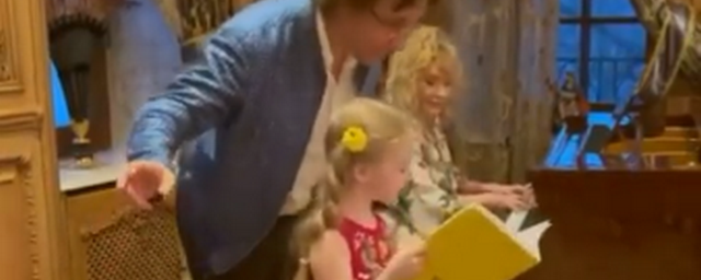 Дочь Аллы Пугачевой исполнила ее песню в честь дня рождения певицы