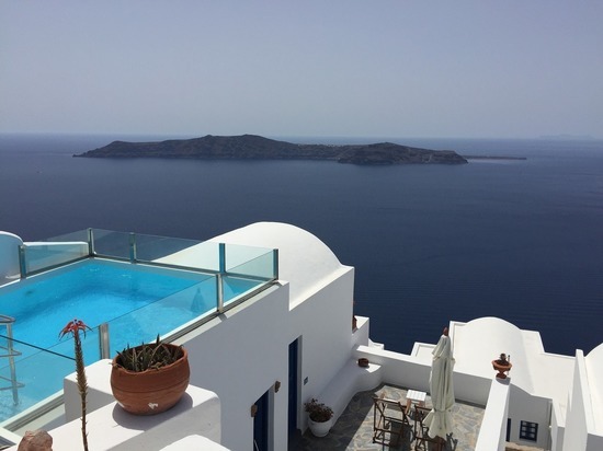 Греческие отели в преддверие наплыва российских туристов выносят лишнюю мебель