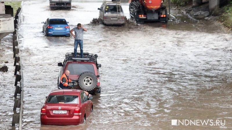 На затопленном участке дороги тонут автомобили