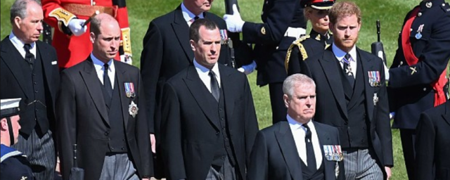 Принц Уильям и принц Гарри держали дистанцию на похоронах