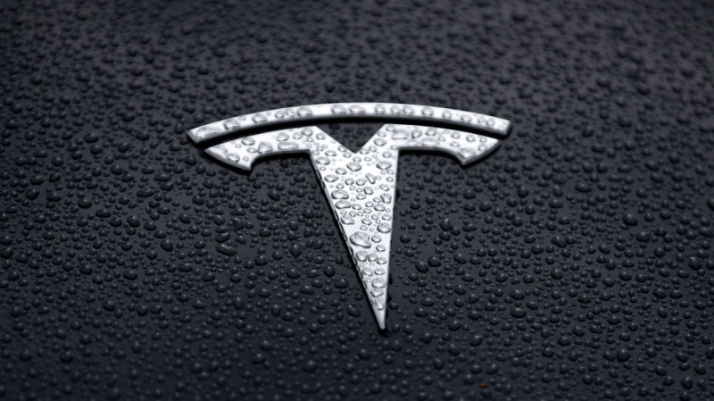 Tesla на автопилоте попала в аварию: двое погибли