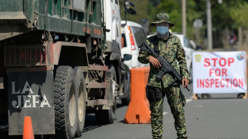На Филиппинах полиции разрешили забирать прохожих без маски