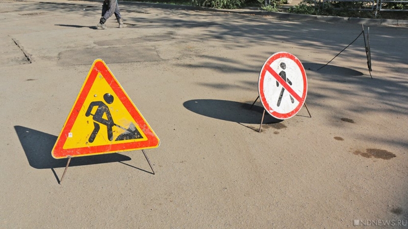 В центре Челябинска в дороге появилась дыра