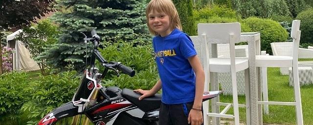 8-летнему Александр Плющенко подарили байк за успехи в спорте — Видео