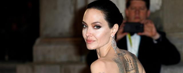 Анджелина Джоли во время развода с Брэдом Питтом сделала новую татуировку