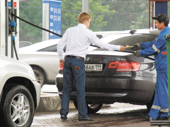 Цену на бензин сравнили с  зарплатами и оценили место России