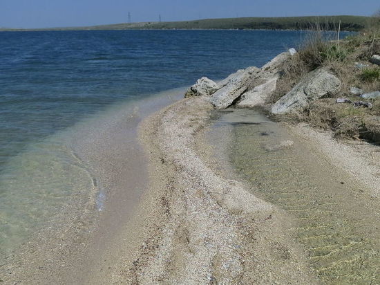 Украинцы обложили данью отдыхающих на крымском пляже россиян