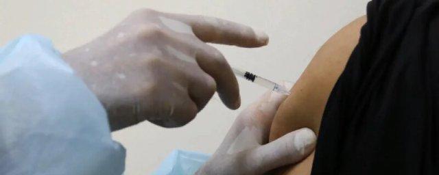 Кабмин выделил 7,8 млрд рублей на выплаты медикам, участвующим в вакцинации от ковида