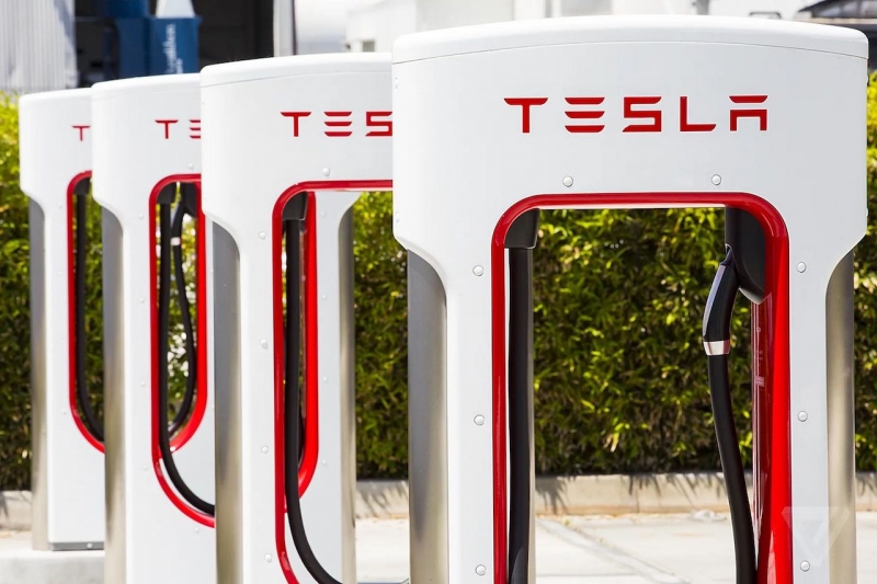 Tesla позволила электромобилям всех типов заряжаться на станциях Supercharger