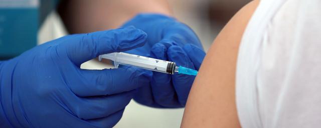 Инфекционист Поздняков заявил, что совмещать разные вакцины от COVID-19 безопасно