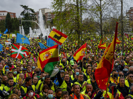 Десятки задержаний, военные конвои, пустые полки: Испанию охватили протесты из-за цен
