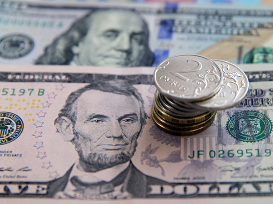 Доллар дал слабину: предсказано ослабление американской валюты в транснациональных расчетах