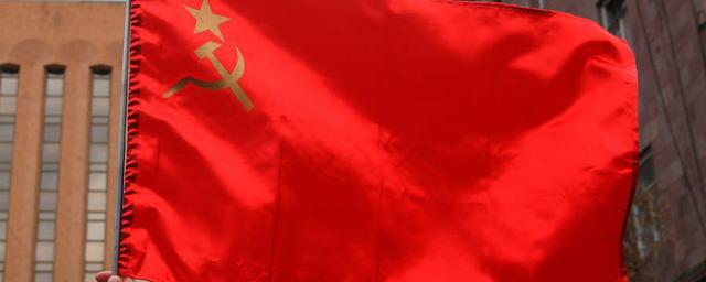 КПРФ внесла в Госдуму проект закона о замене триколора на флаг СССР