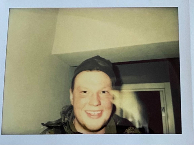 Оккупант не разобрался с Polaroid и оставил свое фото в разграбленной квартире: с помощью ИИ «любителя селфи» уже идентифицировали