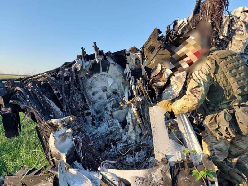 Морпехи ВСУ показали остатки сбитого российского вертолёта Ми-28Н