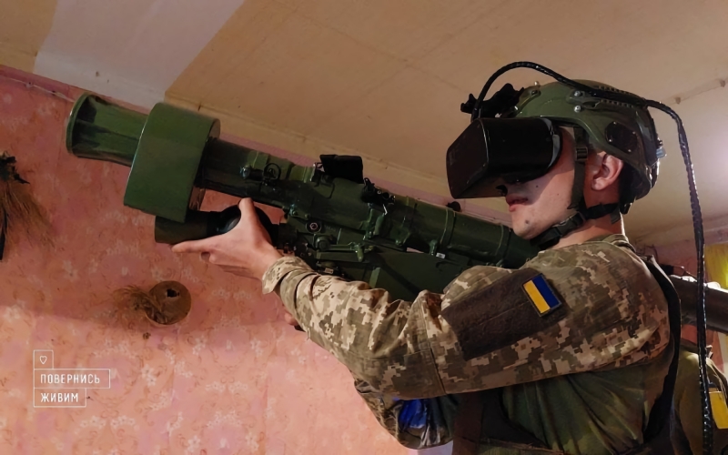 Фонд «Повернись живим» купил для ВСУ тренажёр со шлемом виртуальной реальности. С помощью него солдаты будут учиться использовать ПЗРК «Игла»