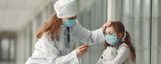 Эпидемиолог Горелов: Дети стали чаще болеть COVID-19, но переносят его легче