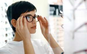 Как выбирать корректирующие очки для плохого зрения?
