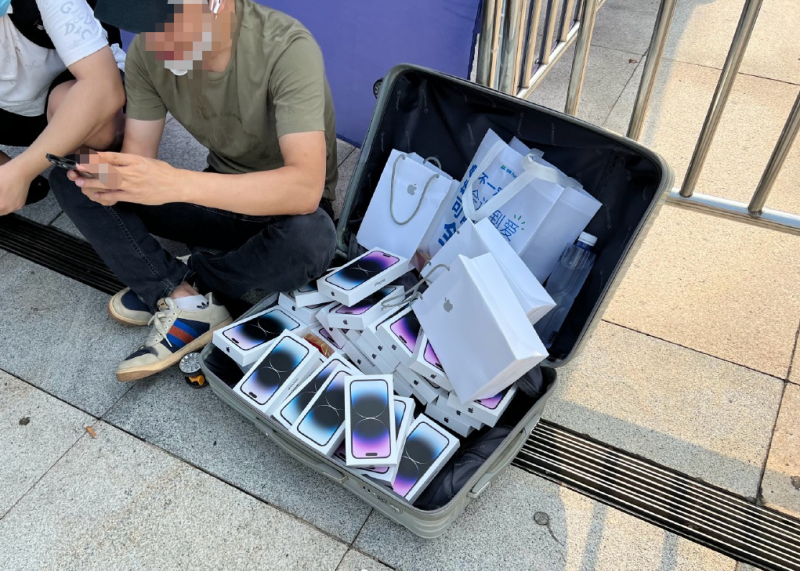 Китайские перекупщики продают полные чемоданы iPhone 14 Pro Max прямо на улице с наценкой до $600