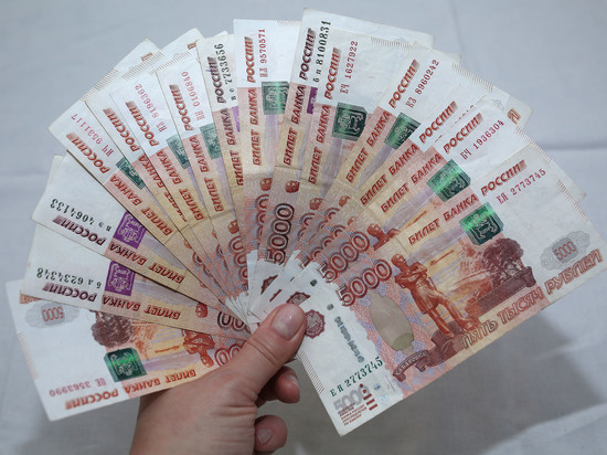 Россияне спасают наличные деньги: спрос вырос до максимума с марта
