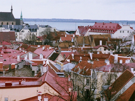 Эстонцы законопачивают окна в преддверии холодной зимы