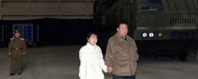 Лидер КНДР Ким Чен Ын впервые показал свою дочь во время запуска ракеты