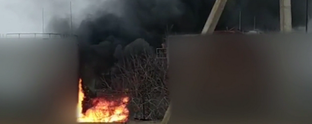 В Белгородской области после обстрела горит резервуар с растворителем