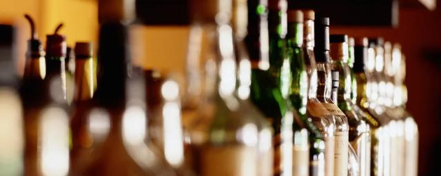 Мошенники в преддверии Нового года стали предлагать бесплатный алкоголь в мессенджерах