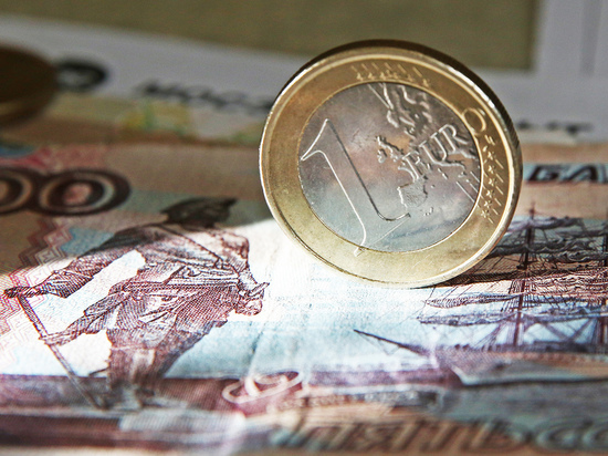 Рубль обвалился, доллар дороже евро: экономисты назвали причины