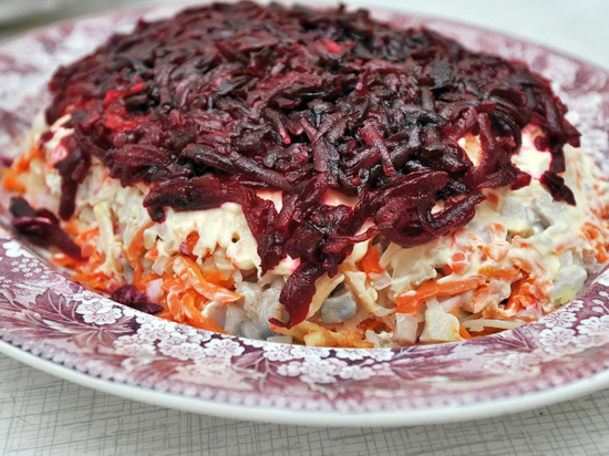 Селедка сбрасывает шубу: на сколько подорожало популярное новогоднее блюдо