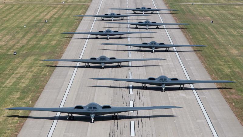 США подняли в небо одновременно 40% флота ядерных бомбардировщиков B-2 Spirit стоимостью более $2 млрд