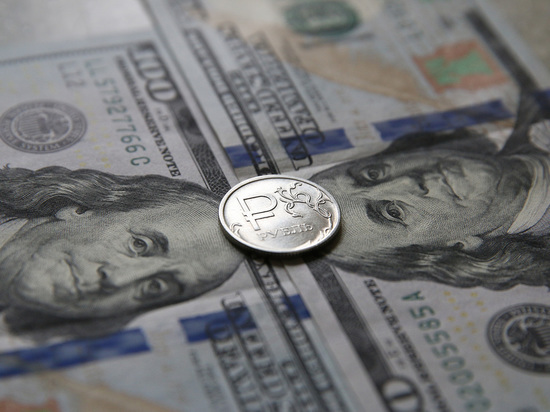 Курс доллара неожиданно рухнул, рубль вырос: аналитики объяснили причину