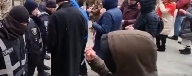 У входа в Киево-Печерскую лавру полиция Украины проверяет документы у прихожан