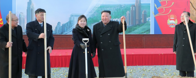 Ким Чен Ын с дочерью принял участие в начале строительства новой улицы в Пхеньяне