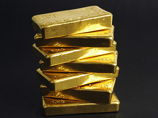 Россияне тоннами скупают золотые слитки: эксперт предупредил о последствиях