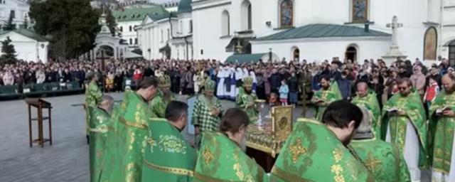 Богослужение в Киево-Печерской лавре проводят раскольники, прихожане УПЦ молятся на улице